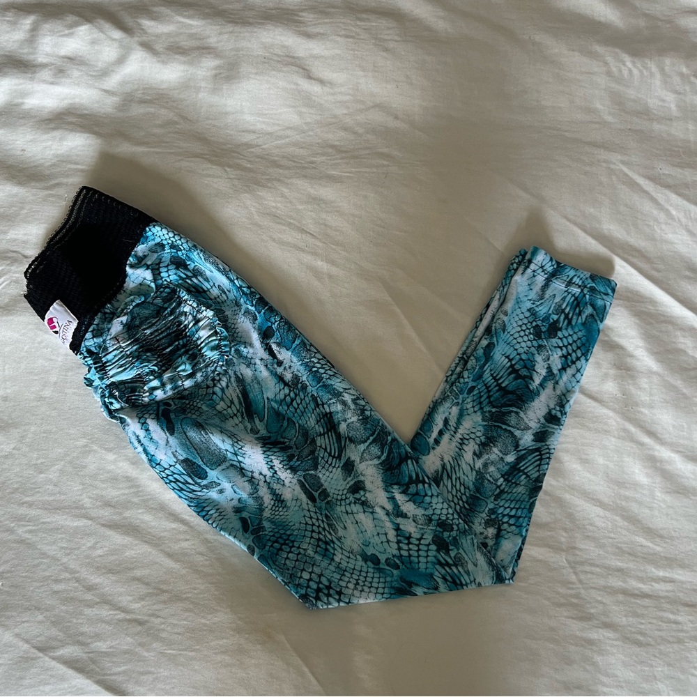 Cute booty lounge snakeskin leggings